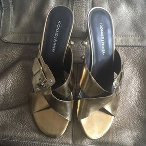 NEW Donald Pliner metallic gold criss cross design sandals size 9. NEWcondition